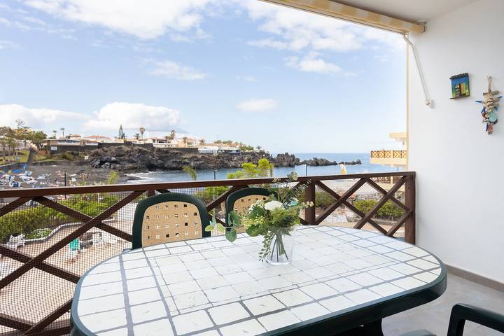 Apartamento entero, Home2Book Seafront of La Arena Beach Apt, Pool in Playa Neptuno (Santiago del Teide), Santiago del Teide