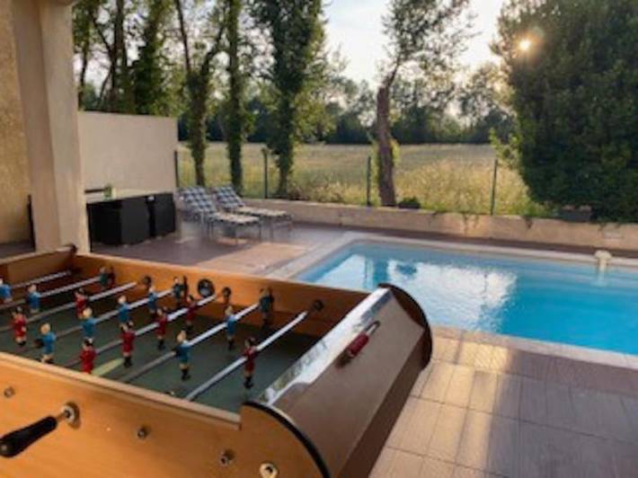 Location de vacances pour 8 personnes, avec piscine ainsi que vue et jardin, adapté aux familles à Istres - 3