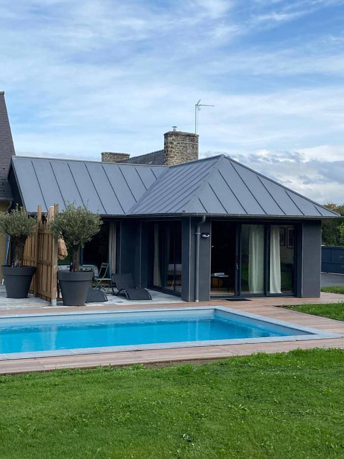 Location de vacances pour 2 personnes, avec vue ainsi que piscine et jardin à Quévert - 2