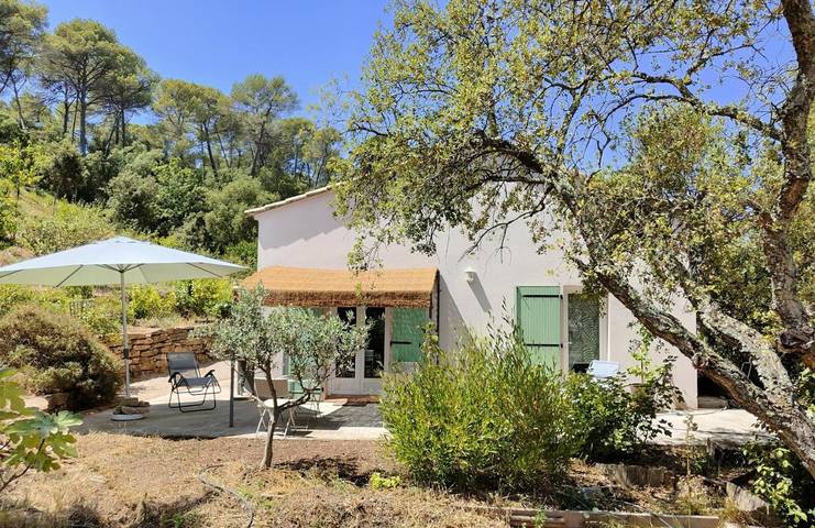 Gîte pour 2 personnes, avec jardin et vue à Pierrefeu-du-Var