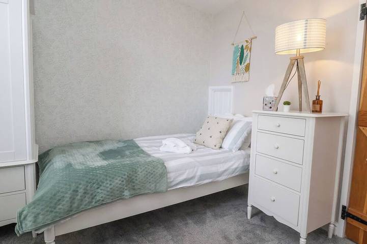 Millgate Cottage, pet friendly, character holiday cottage in Conwy in Conwy, Galles del nord