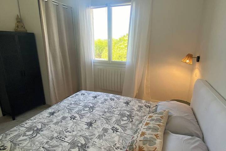 Appartement entier, Appartement haut de villa lumineux de 82 m2, jardin, piscine, terrasse ombragée in Bormes-les-Mimosas, Parc national de Port-Cros