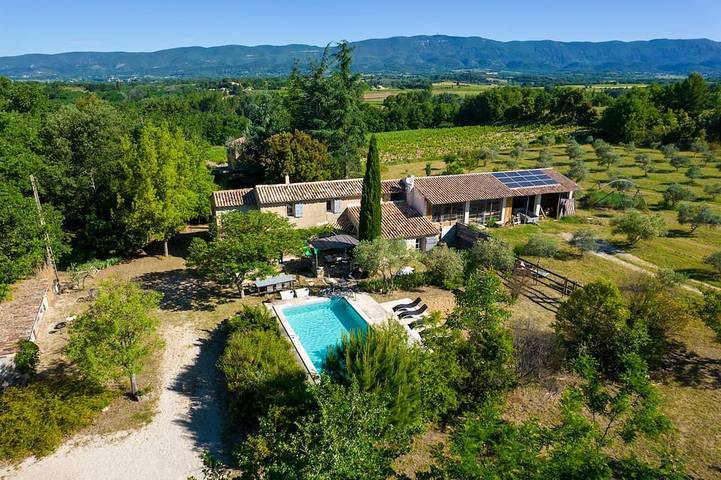 Gîte pour 6 personnes, avec jardin à Ansouis