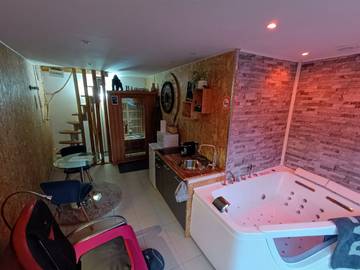 Gîte pour 2 personnes, avec sauna ainsi que terrasse et jacuzzi à Verton