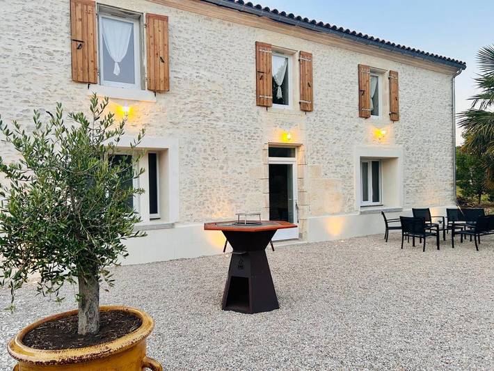Location de vacances pour 8 personnes, avec piscine ainsi que jardin et terrasse à Mazeray