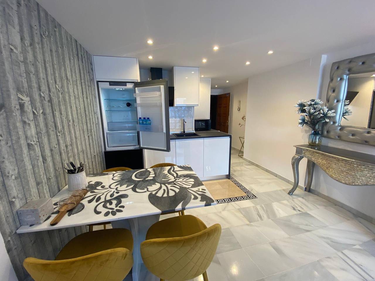 Appartamento intero, Casa Vacanze 'Enjoy Puerto Banus Vicino alla Spiaggia' con Vista Mare, Wi-Fi e Aria Condizionata in Medina Gardens, Marbella