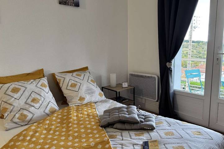 Appartement entier, Bella Vista - Studio - Balcon - Parking in Châtel-Guyon, Parc naturel régional des Volcans d'Auvergne