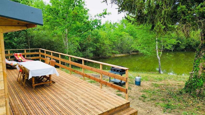 Location de vacances pour 3 personnes, avec Terrasse ainsi que Vue et Vue sur le lac à Église-Neuve-de-Vergt