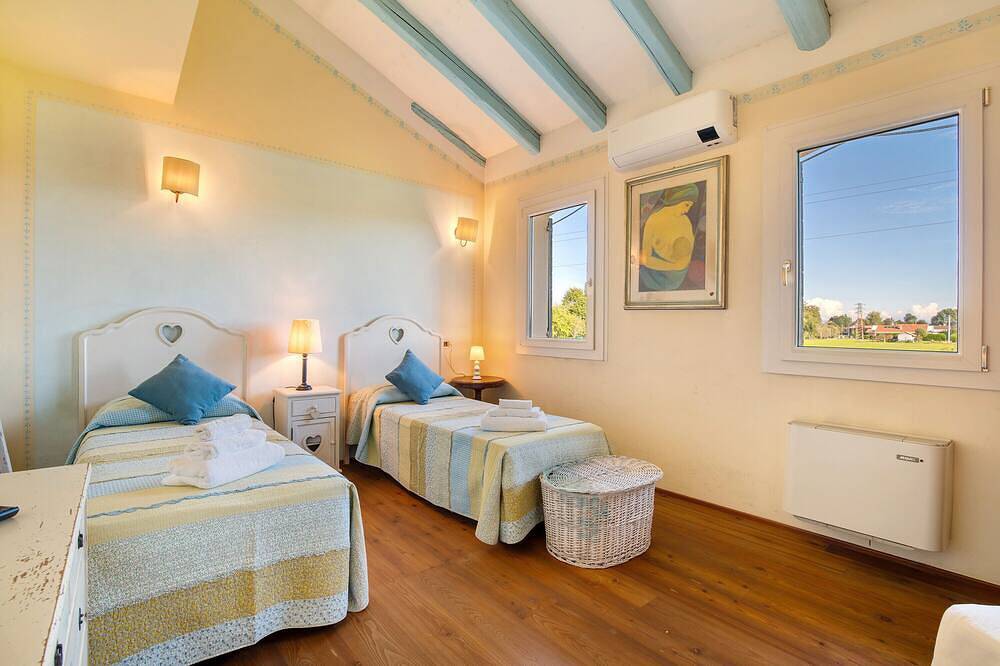 Entire apartment, 'Azzurra' Room with Shared Garden, Wi-Fi and Air Conditioning in Mirano, Venice Province
