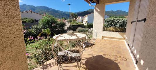 Cottage pour 2 personnes, avec piscine et terrasse ainsi que vue et jardin à Laroque-des-Albères