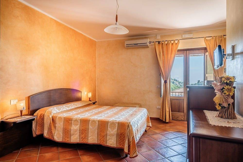 Newly restored villa with private pool for up to 14 people near Sorrento  in Vico Equense, Monti Lattari