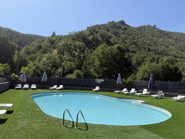 Camping pour 4 personnes, avec Terrasse ainsi que Jardin et Piscine
