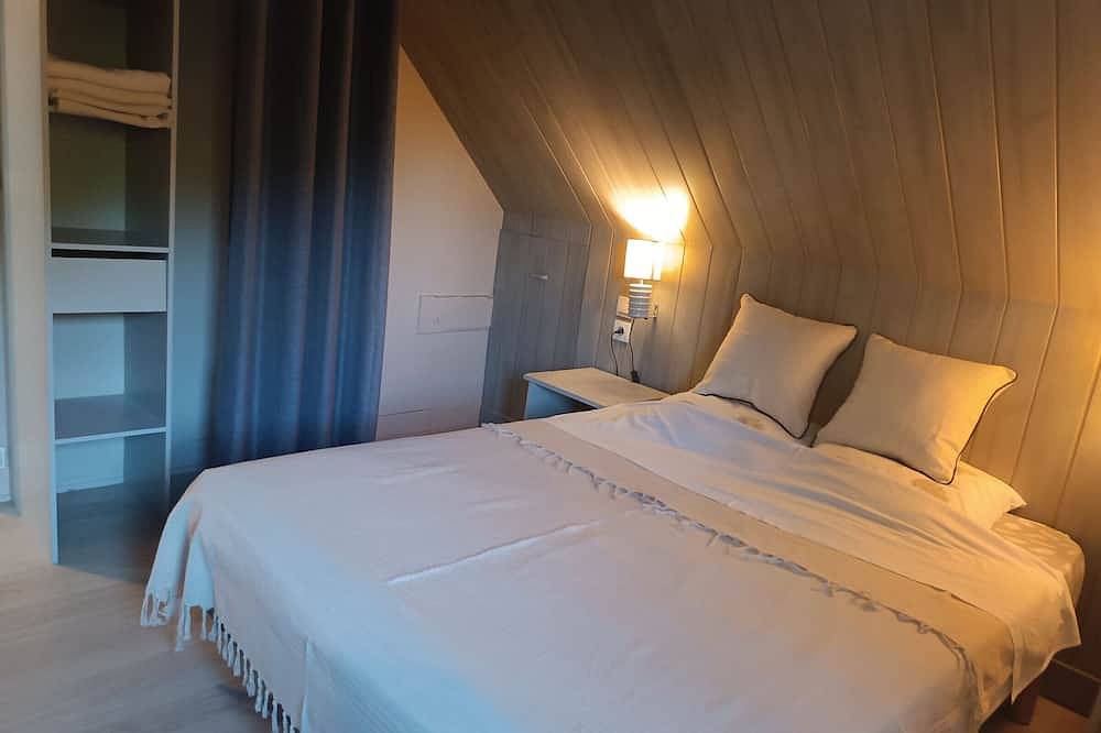 Gîte spacieux avec salle de jeux, tennis et cheminée, idéal pour familles et amis jusqu'à 15 pers. in Saint-Jean-de-la-Motte, Sarthe