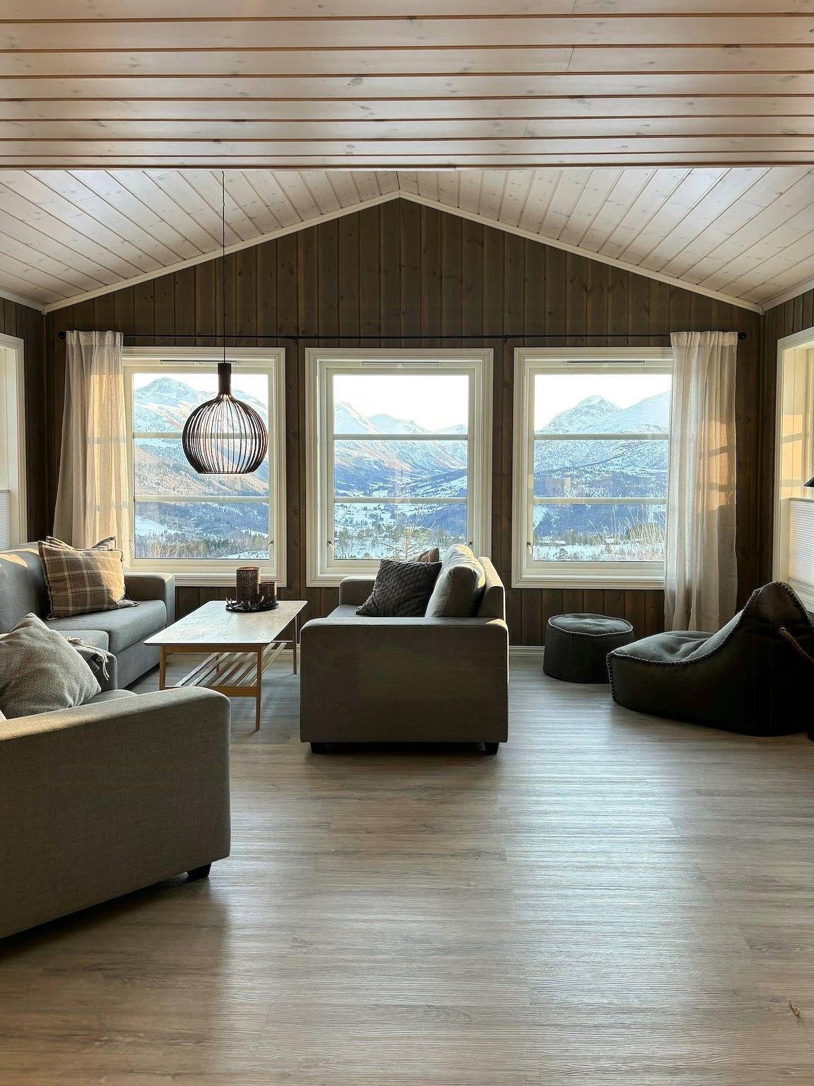 Moderne Hütte mit Whirlpool in den Sunnmøre-Alpen in Strandafjellet, Stranda