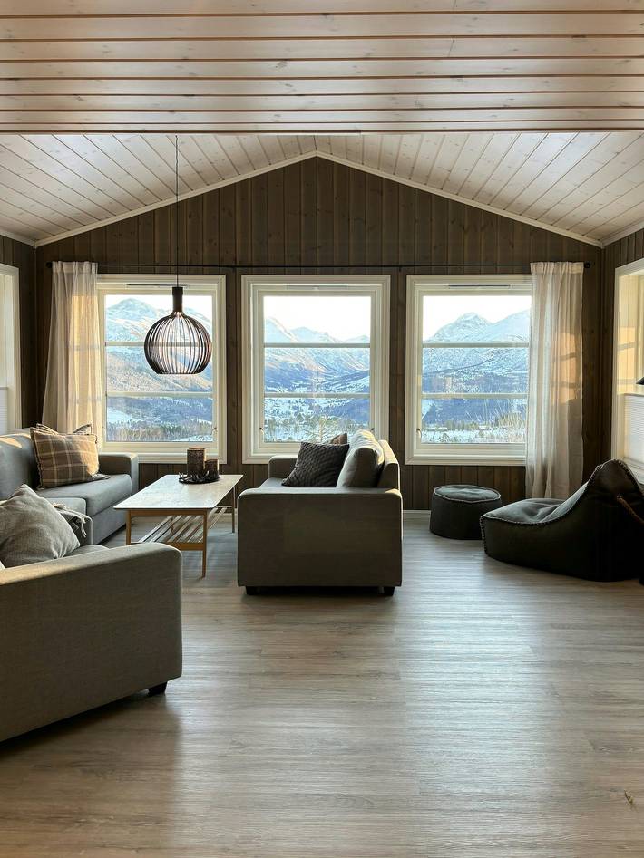 Moderne Hütte mit Whirlpool in den Sunnmøre-Alpen in Strandafjellet, Stranda