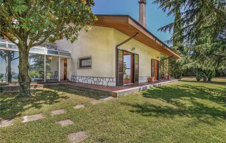 Gemütliche Wohnung mit Pool und Parkplatz, 1 km von Montopoli di Sabina entfernt in Montopoli di Sabina, Rieti Provinz