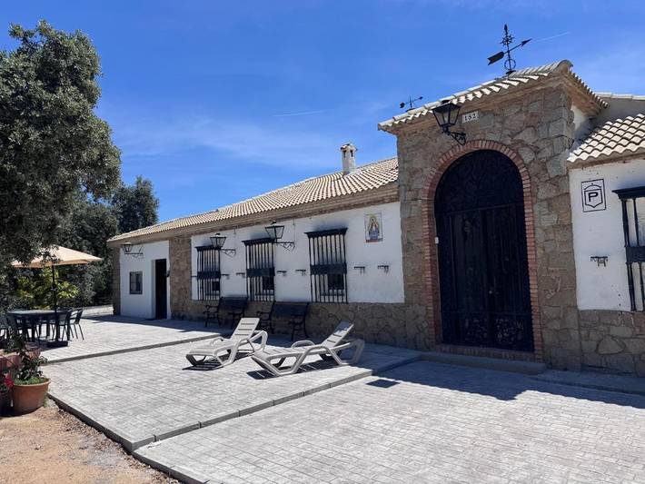 Casa rural para 16 personas, con jardín además de piscina y vistas, Se admiten mascotas en Andújar