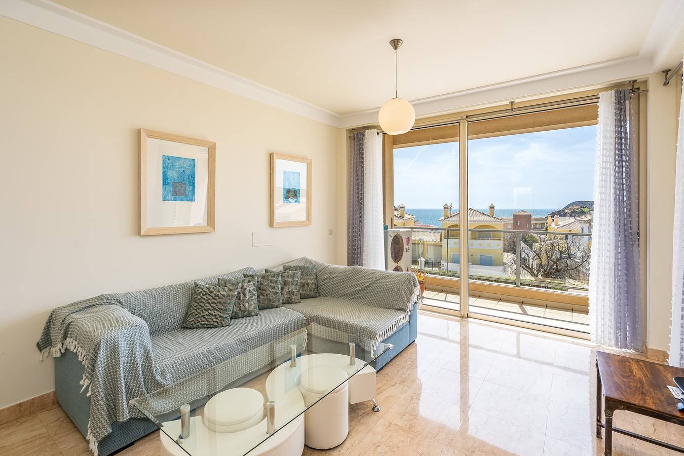 Entire apartment, Apartment 'Brightness Comfort In Burgau' with Sea View, Wi-Fi and Air Conditioning in Praia do Burgau, Faro District