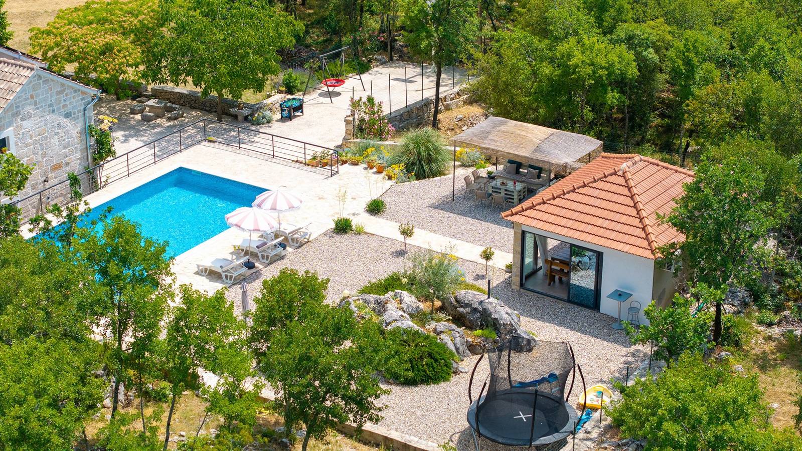 Villa Lugareva mit 52 m2 privatem Pool, 4 Schlafzimmer, 4 Bäder, Sommerküche, Spielplatz, traditionelle Umgebung in Imotski, Makarska Riviera
