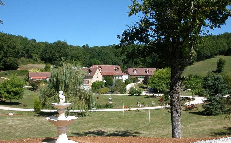 Gîte pour 5 personnes, avec terrasse ainsi que piscine et jardin