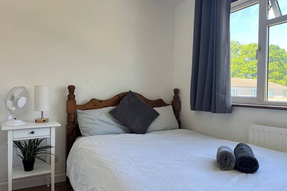 Spacious 6-bedroom house - 12 min from Gatwick in Crawley, West Sussex