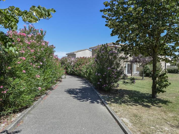 Location de vacances pour 8 personnes, avec Terrasse ainsi que Jardin et Piscine à Saint-Saturnin-lès-Avignon - 4
