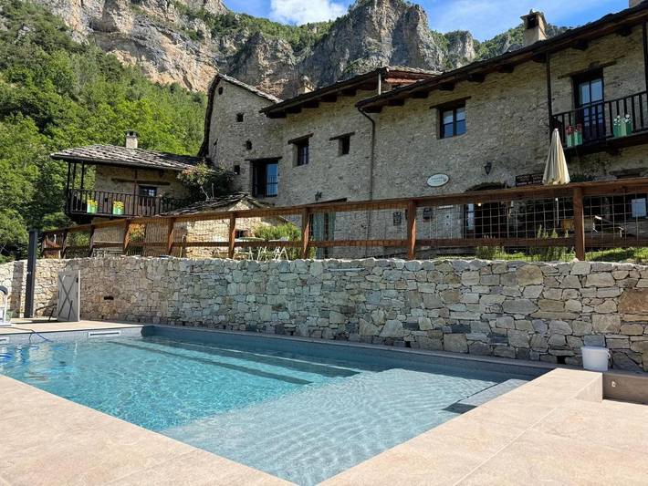 Hôtel pour 3 personnes, avec piscine ainsi que jardin et terrasse à Macra
