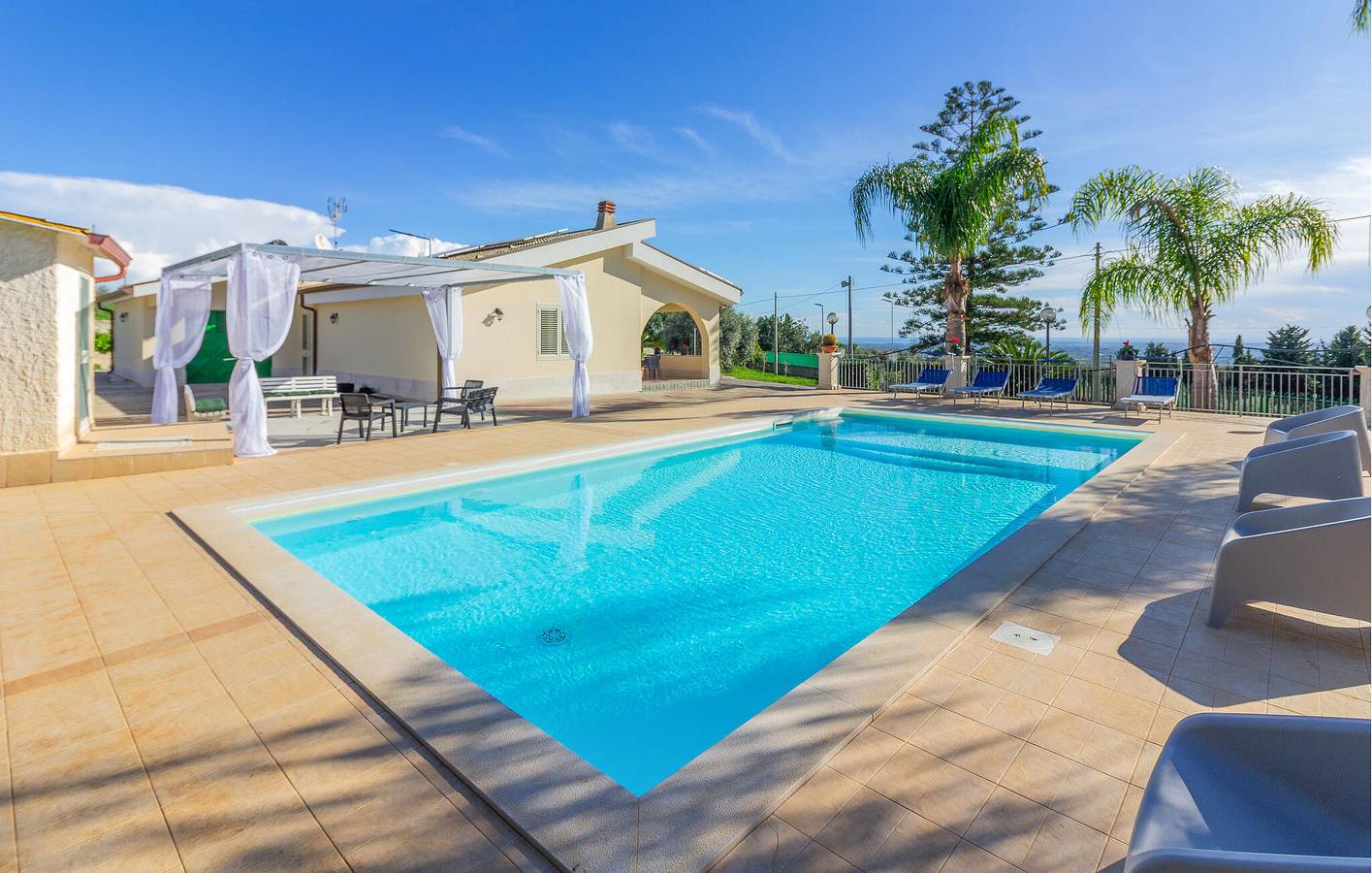 Zonnig vakantiehuis met zwembad, terras en wifi, op 2 km van Solarino in Floridia, Provincie Syracuse