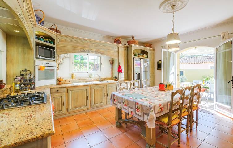 Poolside Apartment in Mallemort: AC, Parking & WiFi in Mallemort, Arles region