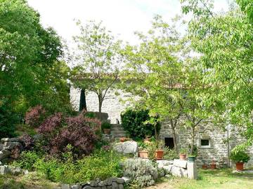 Gîte pour 4 personnes, avec piscine ainsi que terrasse et jardin à Labeaume