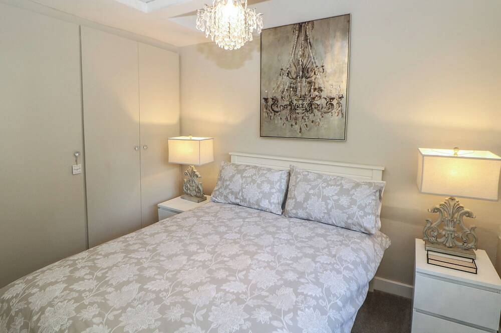 Lake Side Cottage, pet friendly, with a garden in Wakefield in Wakefield, Westliches Yorkshire
