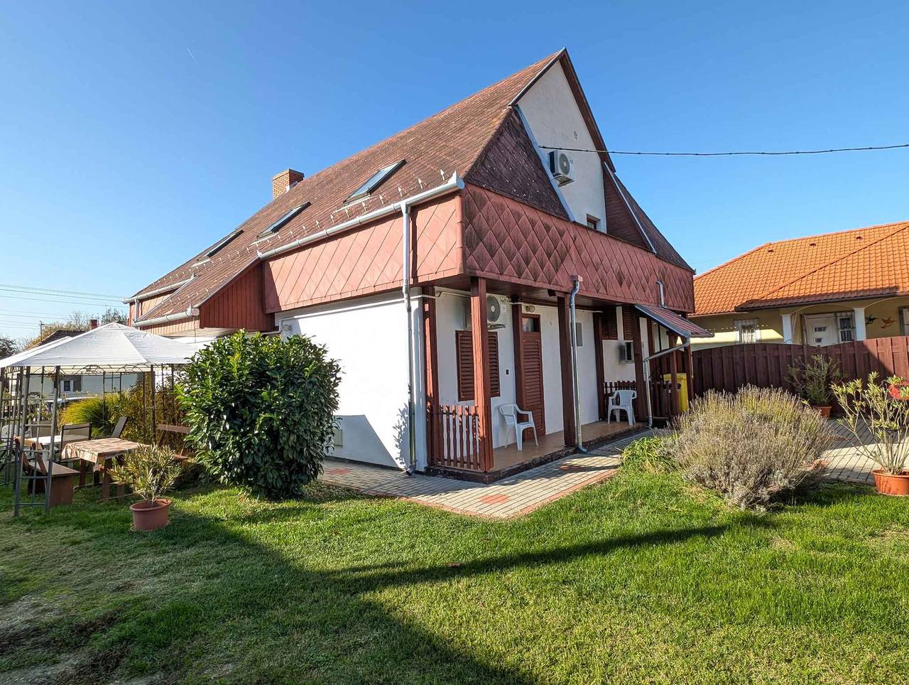 Ferienhaus mit Terassen und Klimaanlagen in Balatonbereny, Plattensee Südufer