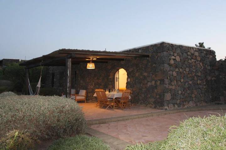 Location de vacances pour 3 personnes, avec jardin ainsi que piscine et vue, animaux acceptés dans Pantelleria - 4