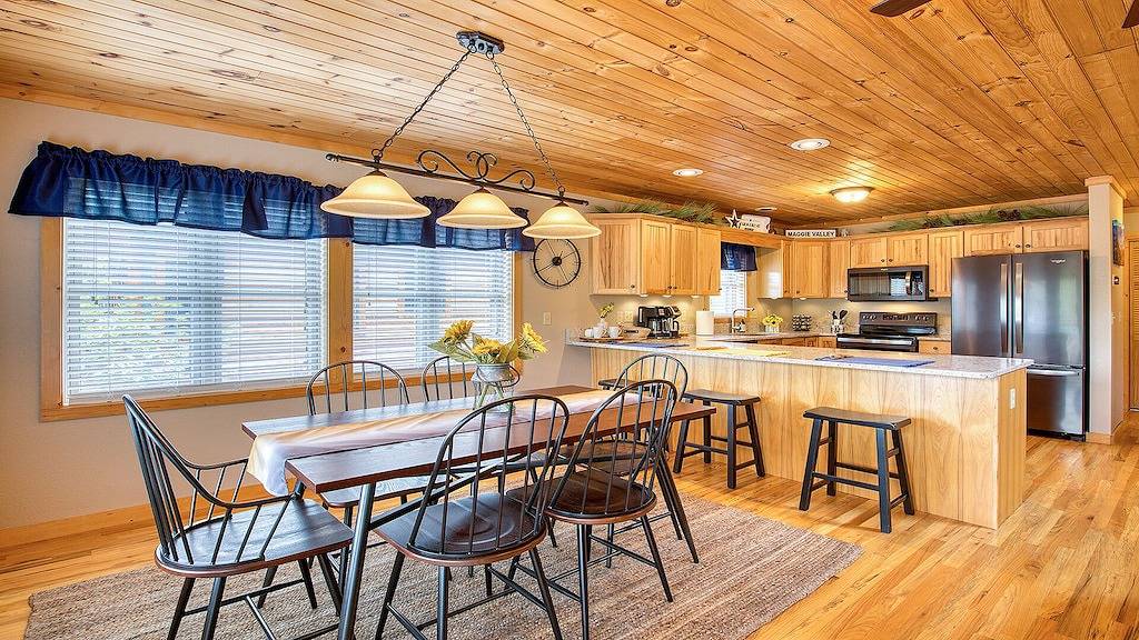 Pet-Friendly/Mountain Views/Roaming Elk/Wrap-Around Porch! in Blue Ridge Parkway, Maggie Valley