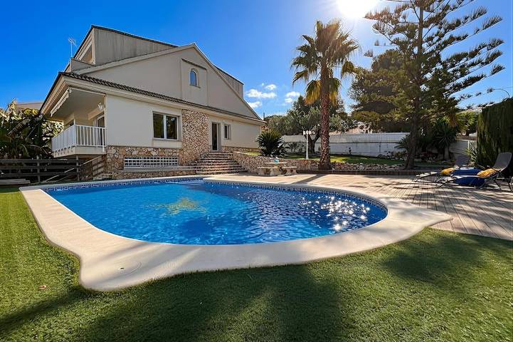 Ferienhaus für 12 Personen, mit Pool und Balkon sowie Garten