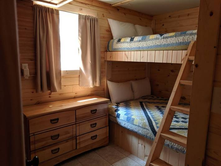 Vacation rental for 12 people, with terrace and yard, with pets in Lake Superior