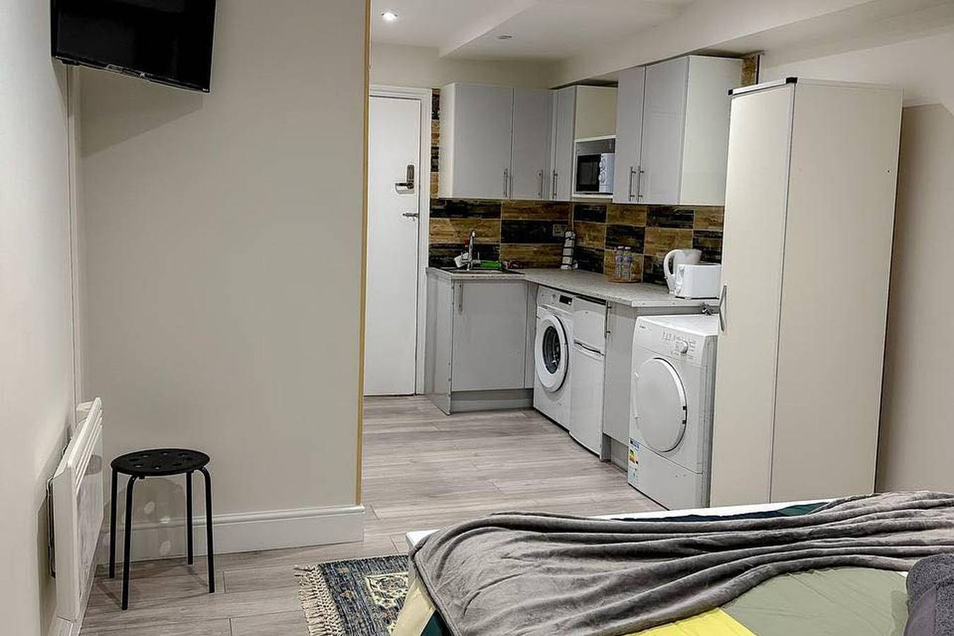 Entire studio, Studio - Sleeps 2 - Short Walk to Station in Ealing, London
