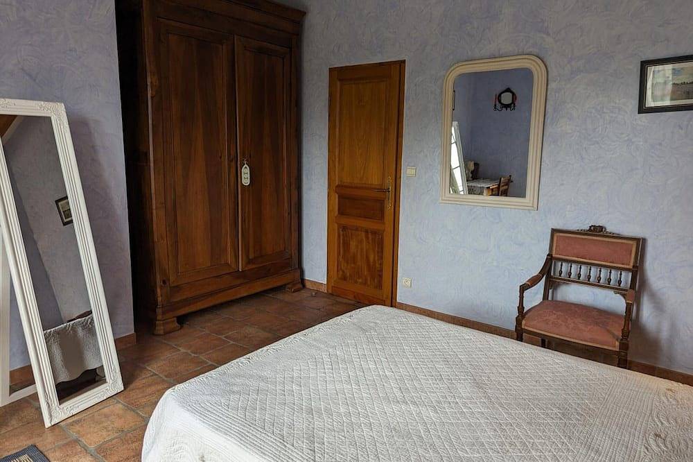 Charming Cottage with Wifi and Pets Allowed in Saint-Romain, Charente