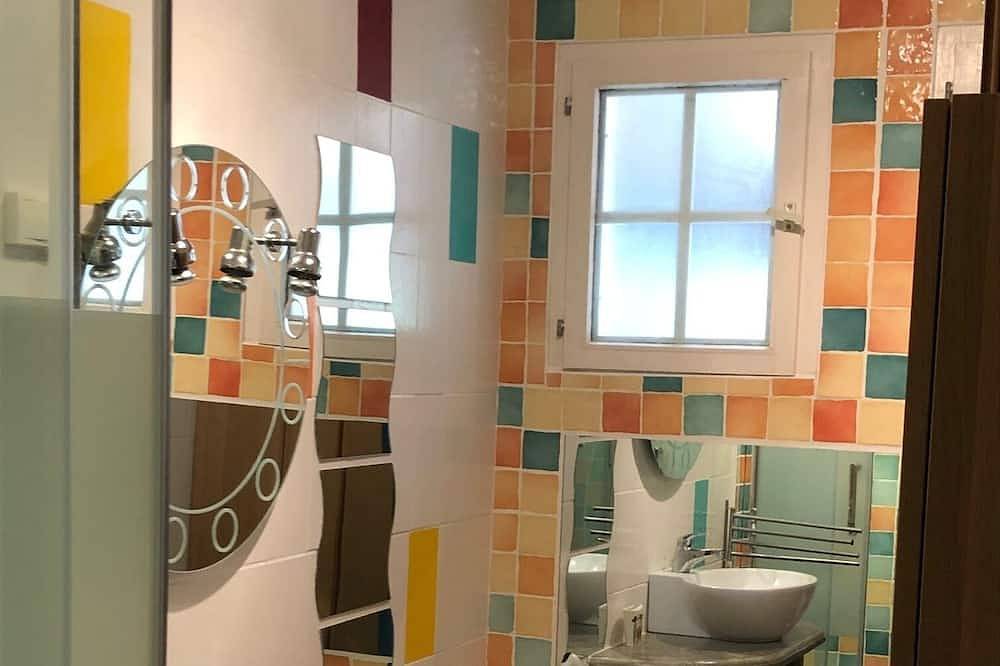 Vineyard house, on the estuary shore in Bourg, Región de Blaye