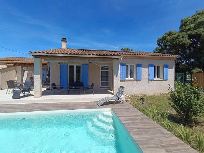 Location de vacances pour 6 personnes, avec jacuzzi ainsi que piscine et jardin à Grillon