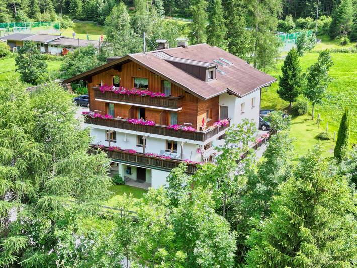 Zimmer für 4 Personen, mit Balkon und Terrasse sowie Garten