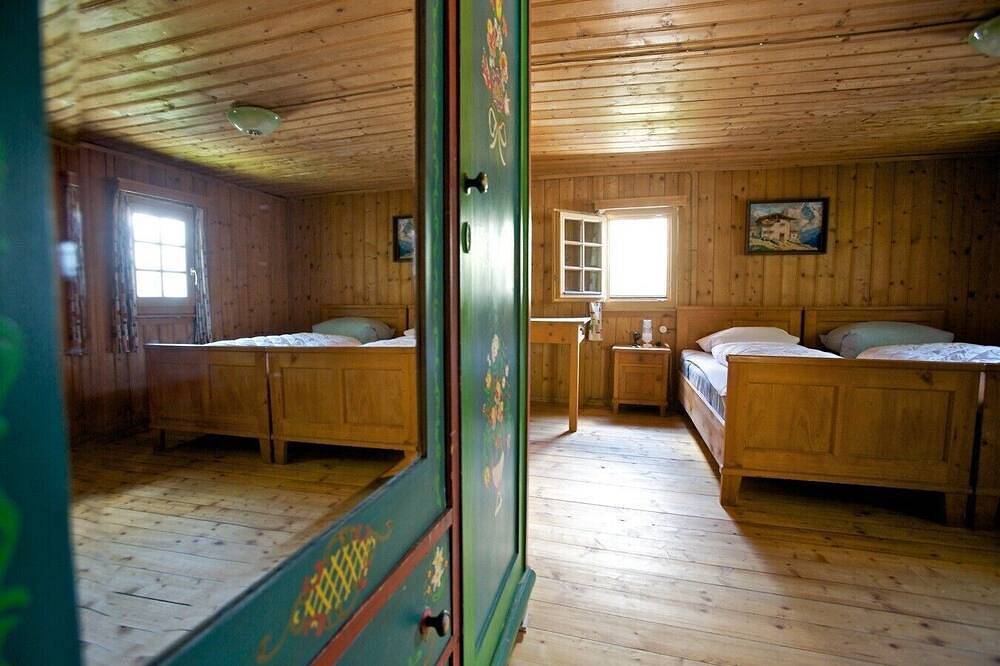 1 Min.vom Skigebiet,sehr altes Haus mit Charm, Sauna und Wasserfall hinterm Haus in Kappl, Verwall