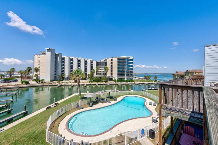 Vacation rental for 4 people, with yard and balcony as well as pool, kid friendly in Mustang Island
