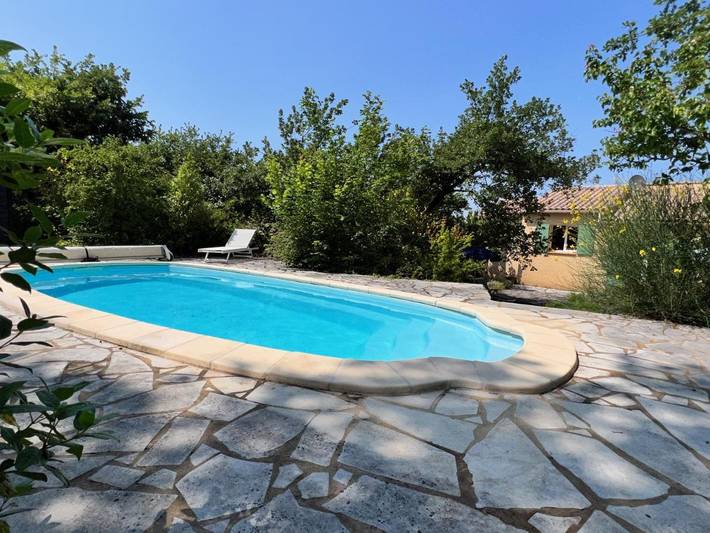 Location de vacances pour 6 personnes, avec vue ainsi que jardin et piscine à Faucon