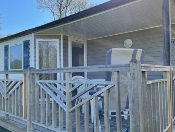 Camping pour 4 personnes, avec piscine et terrasse dans L'Aubrac