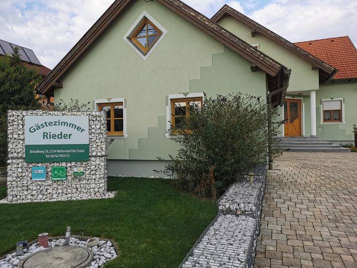 Ferienwohnung für 2 Personen, mit Balkon/Terrasse und Balkon sowie Terrasse und Garten