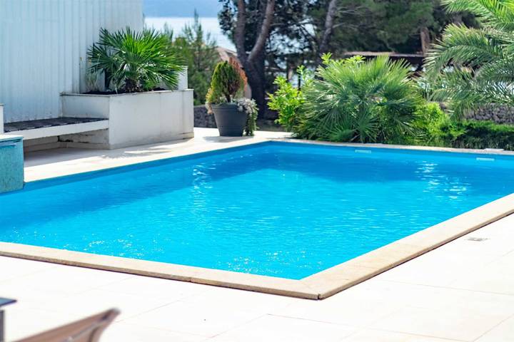 6Bd Villa for 12 with Heated Pool, Jacuzzi, First Row to the Sea in Punat, Krk