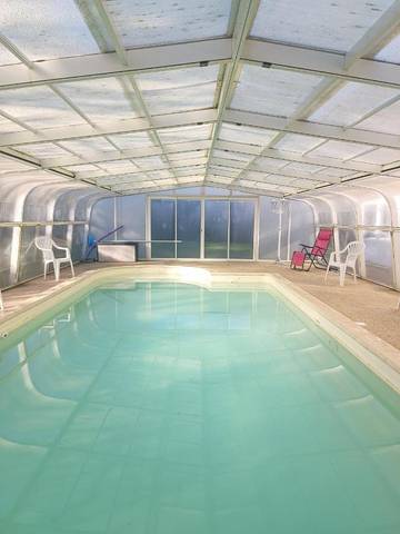 Gîte pour 15 personnes, avec jardin ainsi que vue et piscine, adapté aux familles dans La Chapelle-Largeau