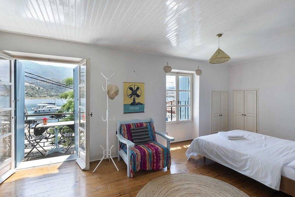 Ganze Wohnung, Waterfront house with private garden in Poros Stadt, Poros