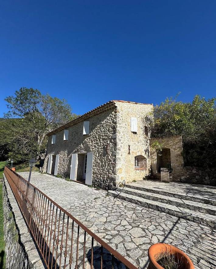 Location de vacances pour 8 personnes, avec vue et jardin, animaux acceptés à La Bastide